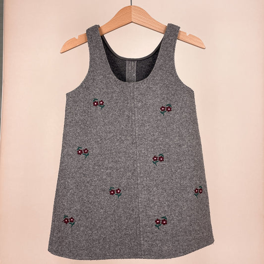 Zara Mädchen Kleid grau mit Blumenstickereien Größe 98 Rückseite