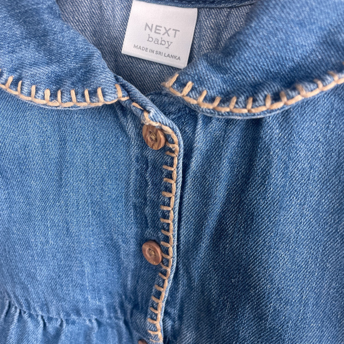 Next Baby Jeans-Overall – Detailansicht mit Kragen und Ziernähten