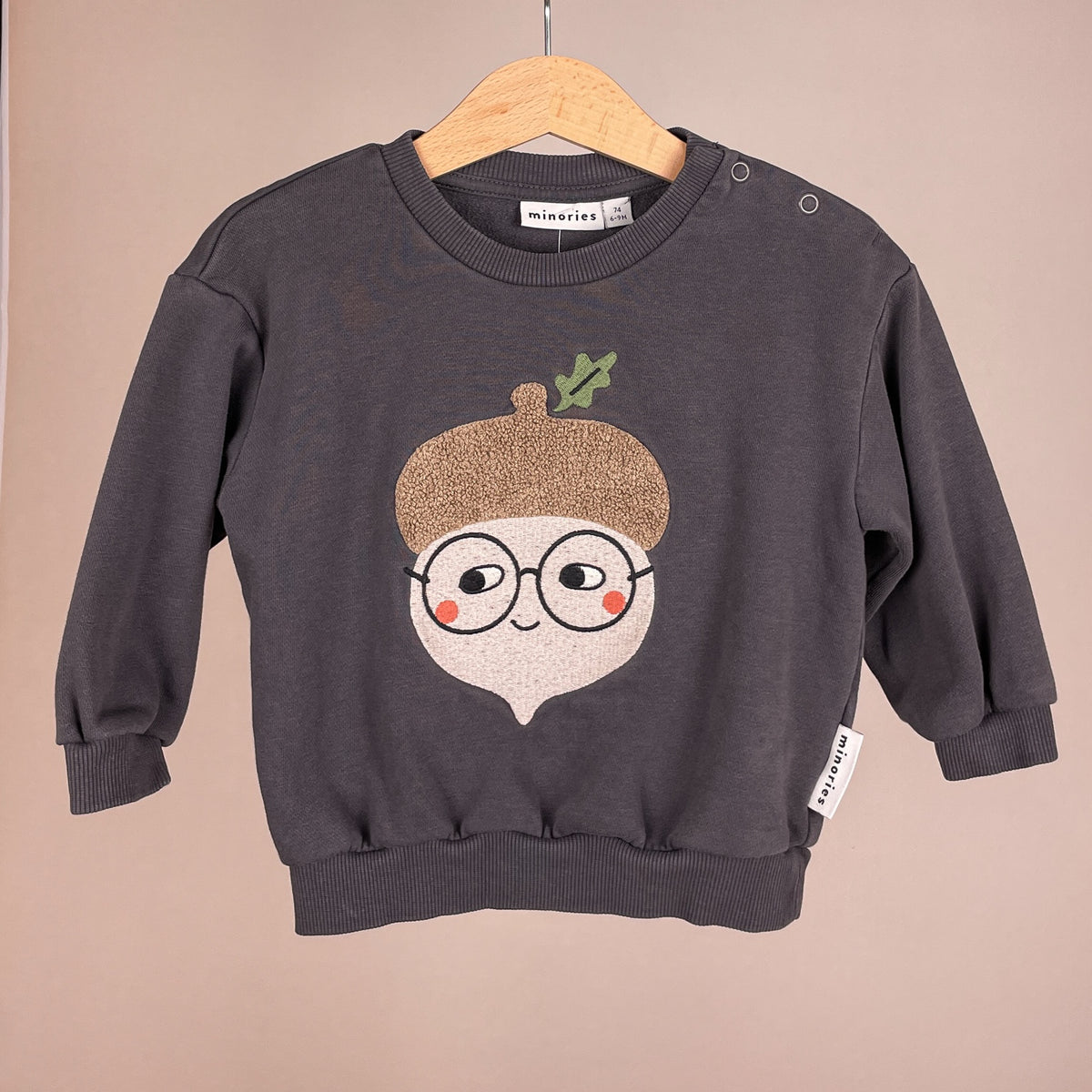 Minories Baby-Sweatshirt mit Eichel-Motiv, Größe 74 – Vorderansicht