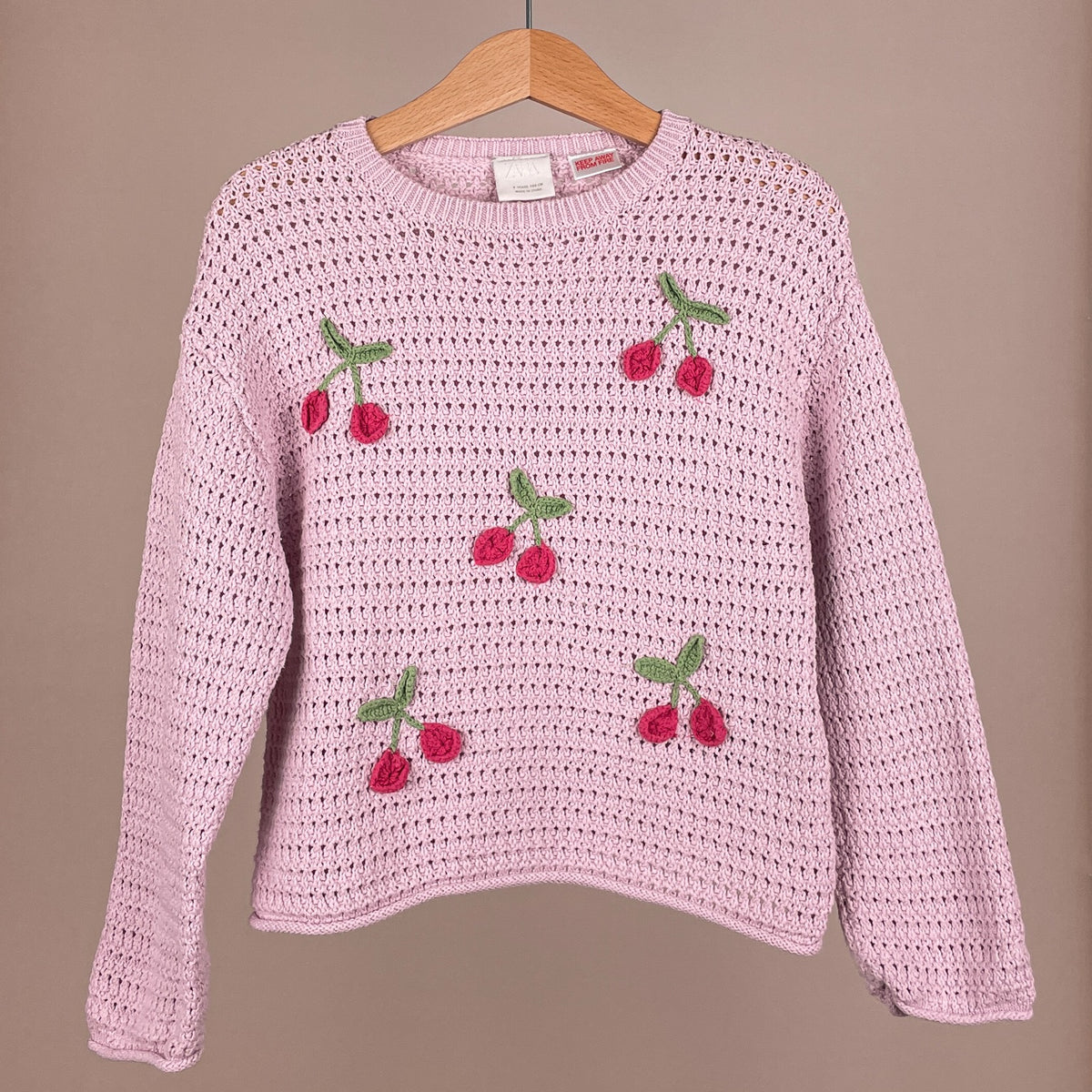 ZARA Mädchen-Strickpullover mit Kirschen in Rosa, Größe 104 – Vorderansicht