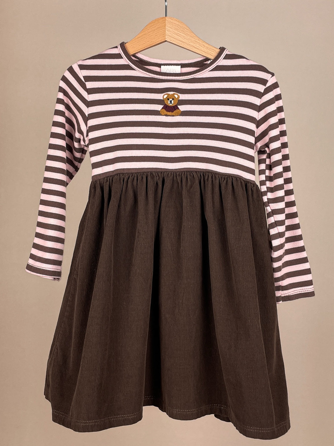 Zara Mädchen-Kleid mit Teddy und Cordrock, Größe 110 – Vorderansicht