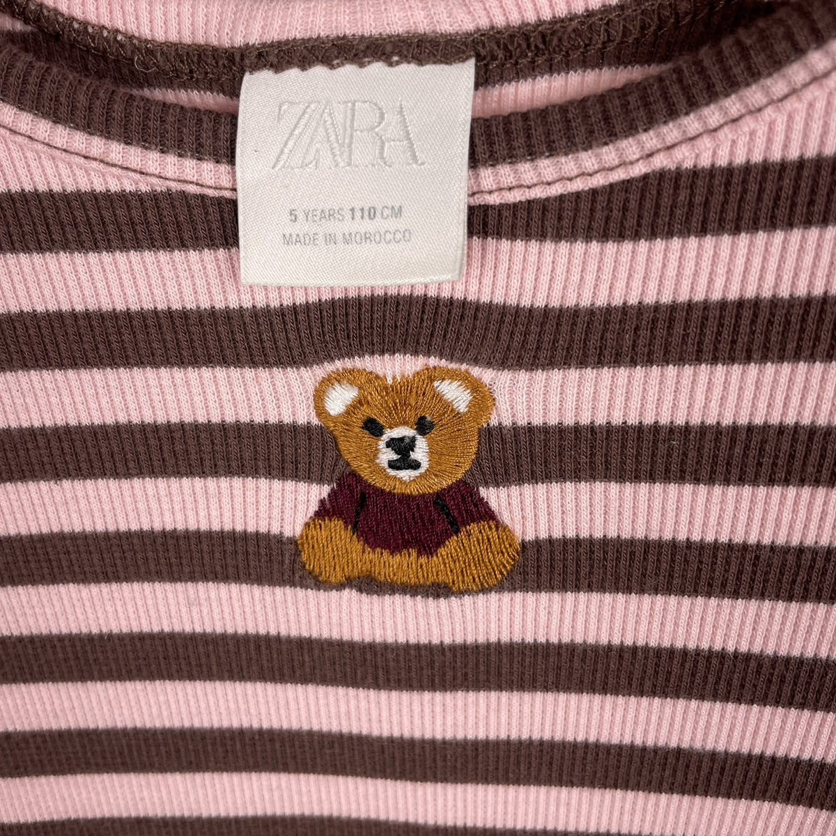 Zara Kleid – Teddy-Stickerei und Größenetikett 110