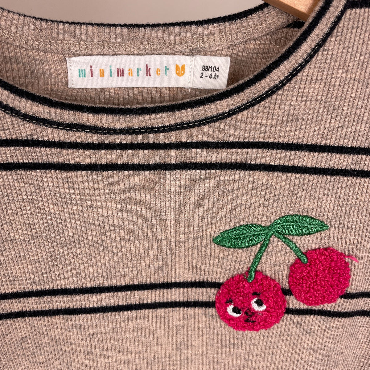 Minimarket Größenetikett und Kirsch-Stickerei – Größe 98/104