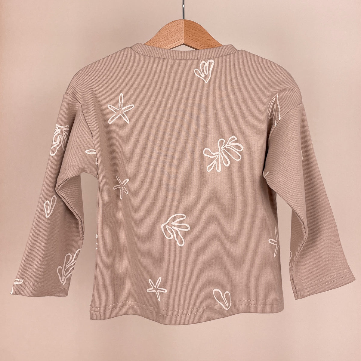 HEJLENKI Langarmshirt beige mit weißem Print 1–2 Jahre Rückseite