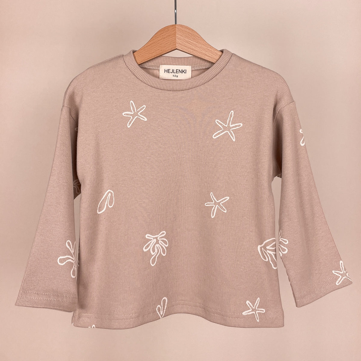 HEJLENKI Langarmshirt beige mit weißem Print 1–2 Jahre Vorderseite