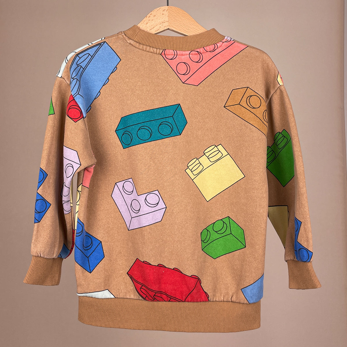 H&M x LEGO Kinderpullover mit bunten Bausteinen, Rückansicht