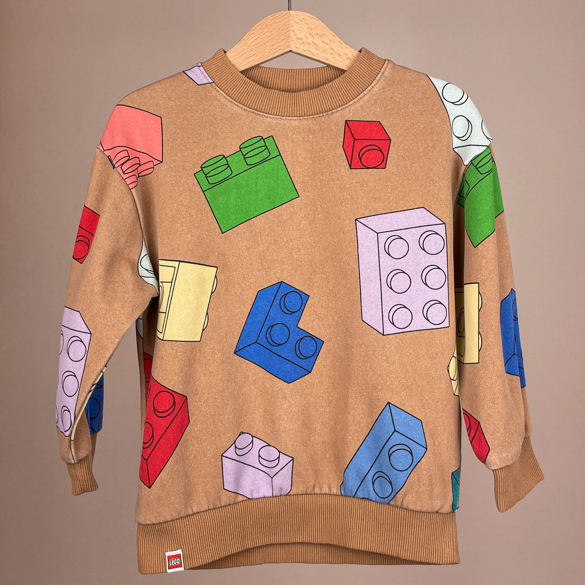 H&M x LEGO Kinderpullover mit bunten Bausteinen, Vorderansicht