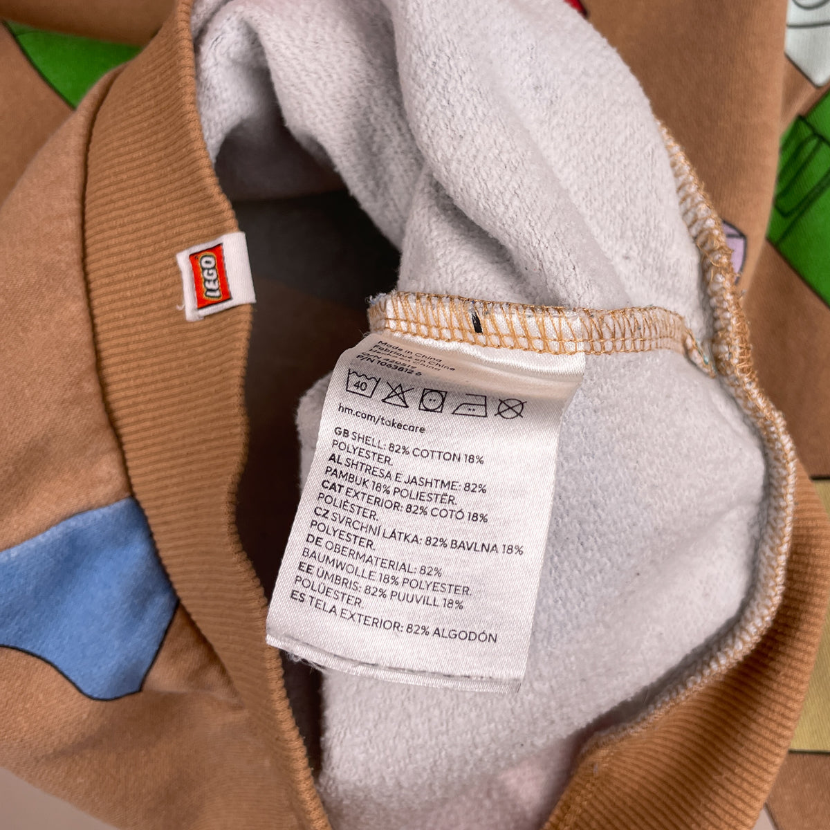 Material- und Pflegeetikett des H&M x LEGO Kinderpullovers