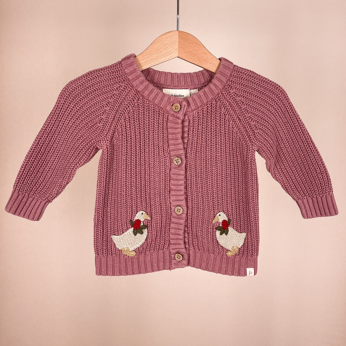 Lil'Atelier Baby Strickjacke rosa mit Gänsen Größe 62 Vorderseite