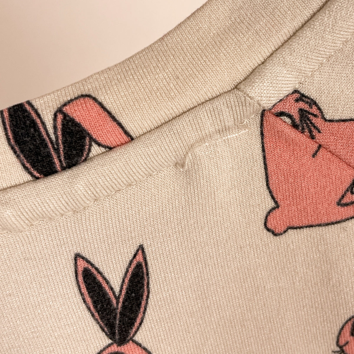 Detailbild lose Naht hinten am Kragen des Mini Rodini Sweatshirts