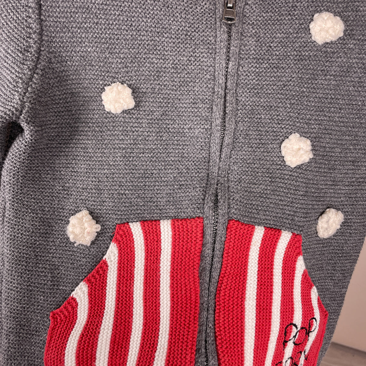 Detail der Popcorn-Applikationen und gestreiften Taschen