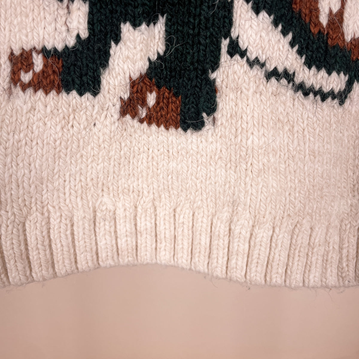 Detailansicht Zara Dino Strickpullover Saumbund