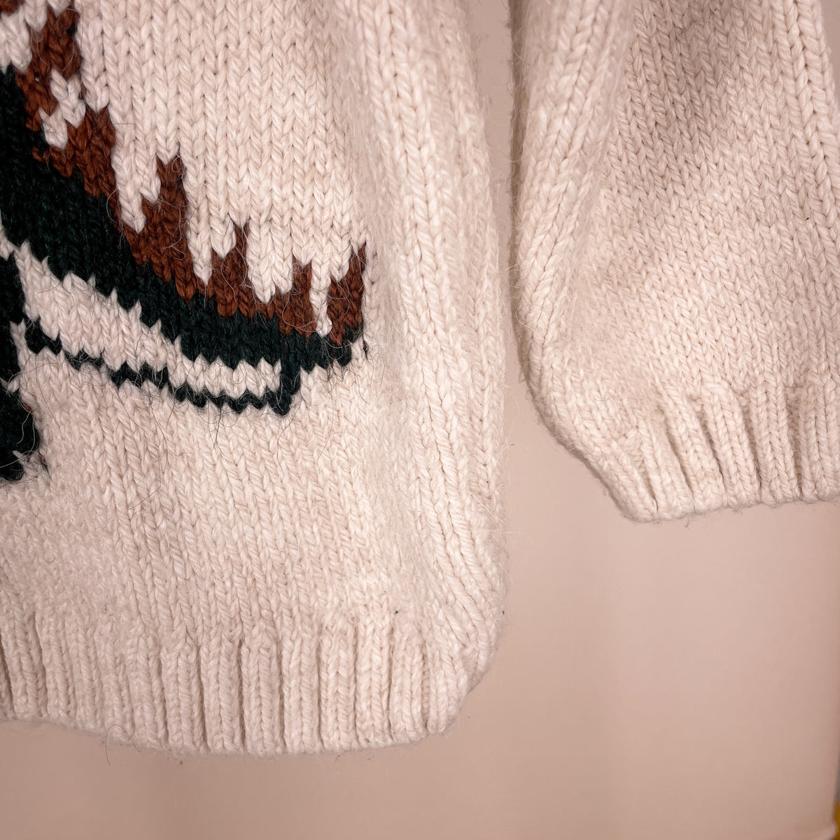 Detailansicht Zara Dino Strickpullover Seite und Ärmel