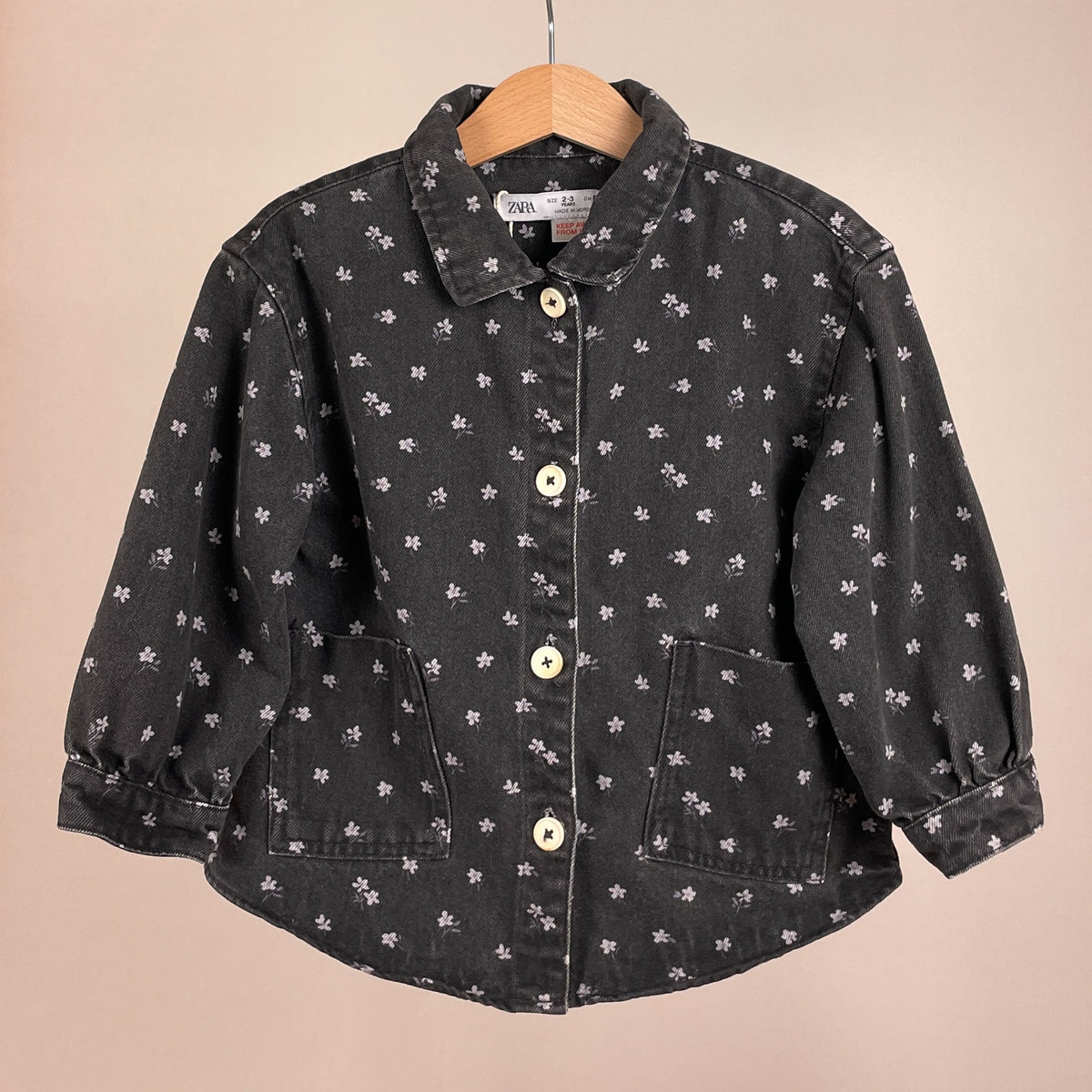 Zara Mädchen Jacke mit Blumenmuster Größe 98 Vorderansicht