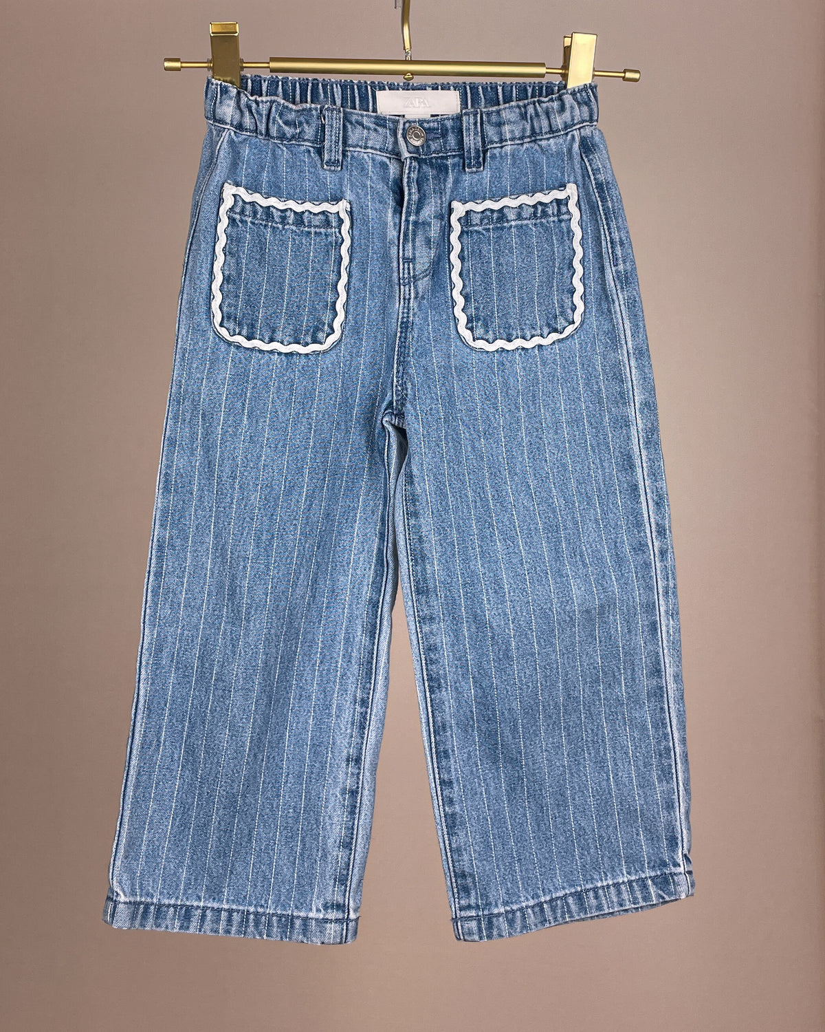 Zara Mädchen-Jeans mit Nadelstreifen und Zierborte, Vorderansicht