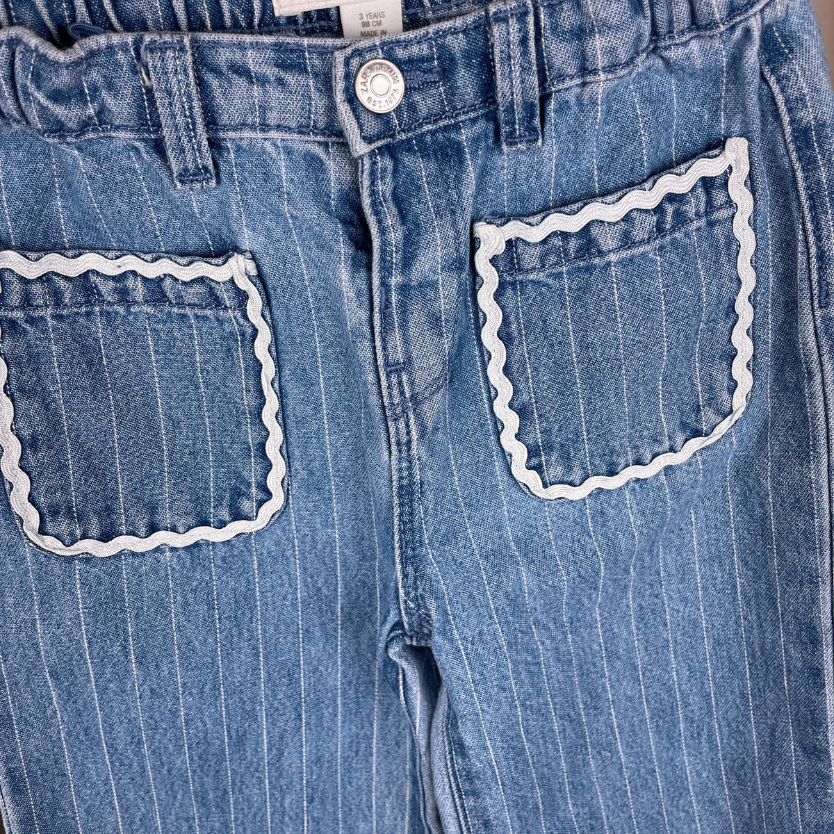 Detail der Fronttaschen mit weißer Zierborte