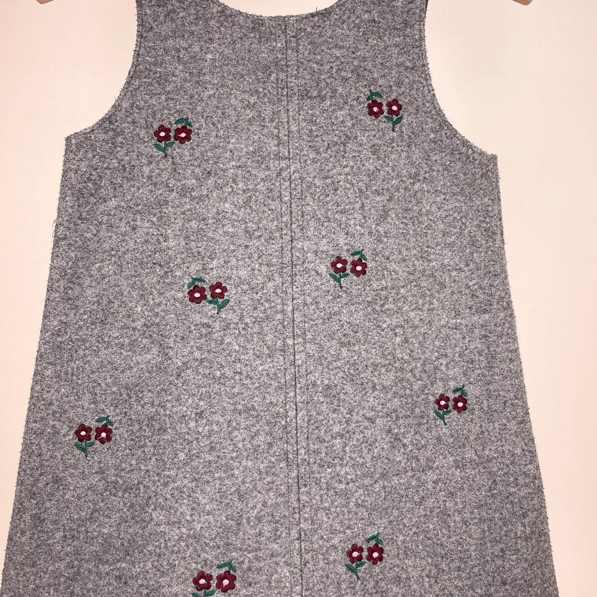 Detailansicht des grauen Zara Mädchen Kleids mit Blumenstickereien