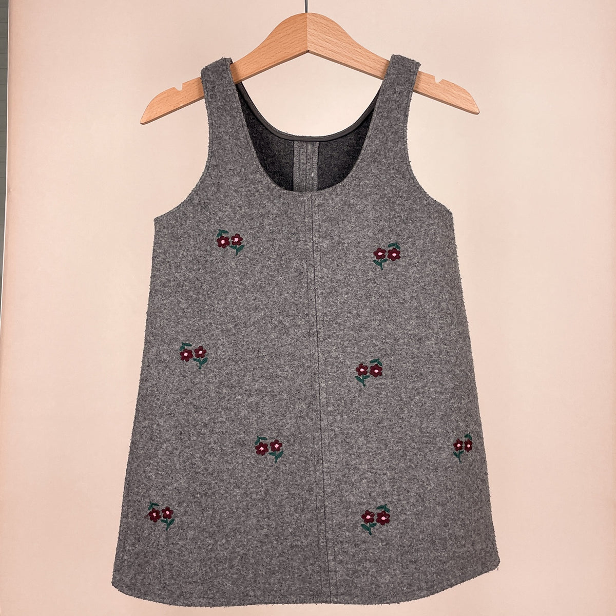 Zara Mädchen Kleid grau mit Blumenstickereien Größe 98 Rückseite