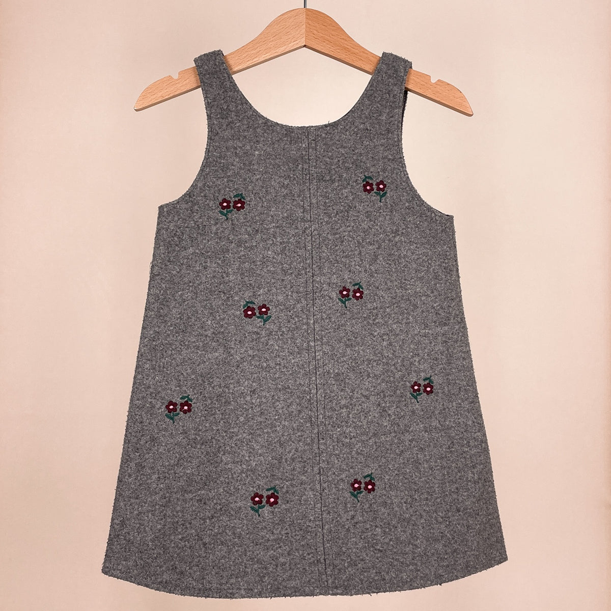 Zara Mädchen Kleid grau mit kleinen Blumenstickereien Größe 98 Vorderseite