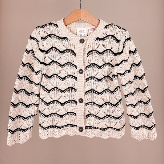 Zara Mädchen Strickjacke mit Wellenmuster Größe 98 Vorderansicht