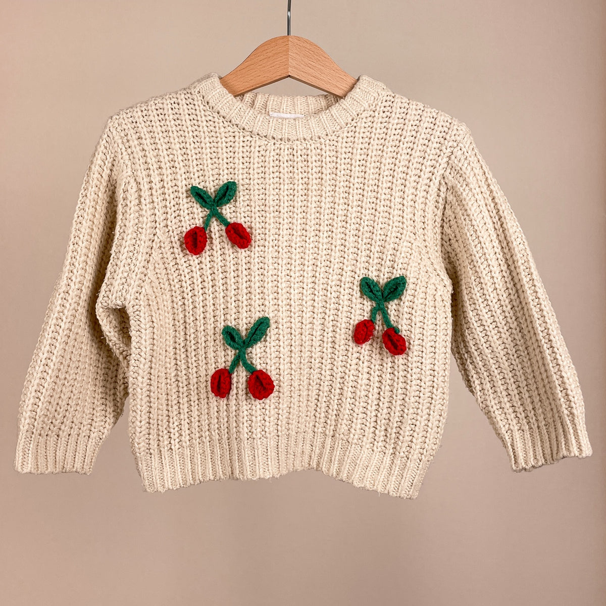 Zara Mädchen Strickpullover mit Kirschen Größe 86 Vorderansicht